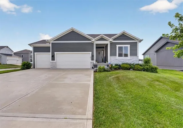 Photo 3 of Single family home for sale at 1515 Sw Arbor Valley Dr, Lees Summit, MO 64082 | MLS# 2628677 | Listing updated on 2026-09-14