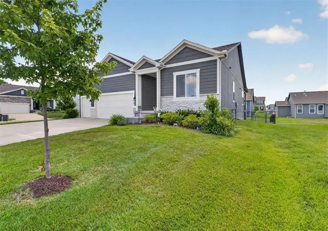 Photo 3 of Single family home for sale at 1515 SW Arbor Valley Dr, Lees Summit, MO 64082 | MLS# 2628677 | Listing updated on 2026-09-14