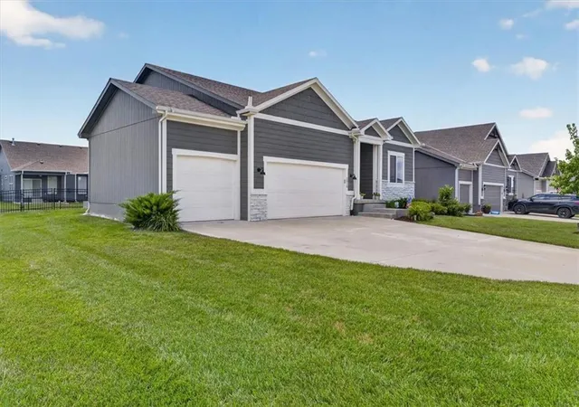 Photo 4 of Single family home for sale at 1515 SW Arbor Valley Dr, Lees Summit, MO 64082 | MLS# 2628677 | Listing updated on 2026-09-14