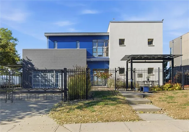 Photo 1 of Single family home for sale at 1520 Jarboe St, Kansas City, MO 64108 | MLS# 2628754 | Listing updated on 2026-09-18