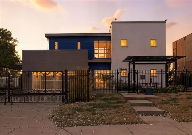 Photo 2 of Single family home for sale at 1520 Jarboe St, Kansas City, MO 64108 | MLS# 2628754 | Listing updated on 2026-09-18