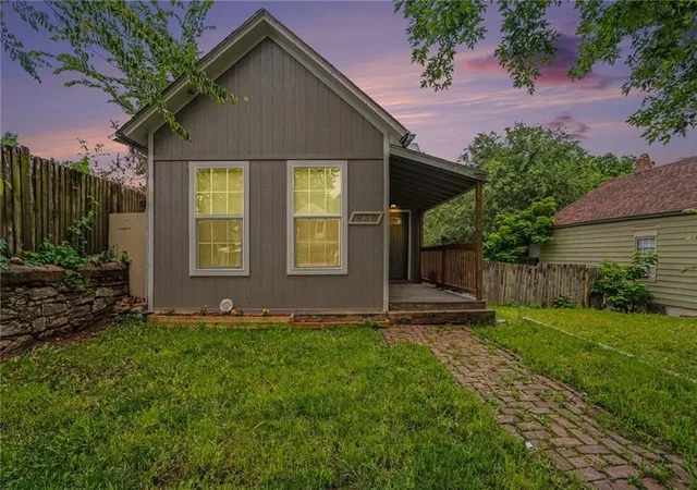 Single family home for sale at 930 Ohio Ave, Kansas City, KS 66101 | MLS# 2628826