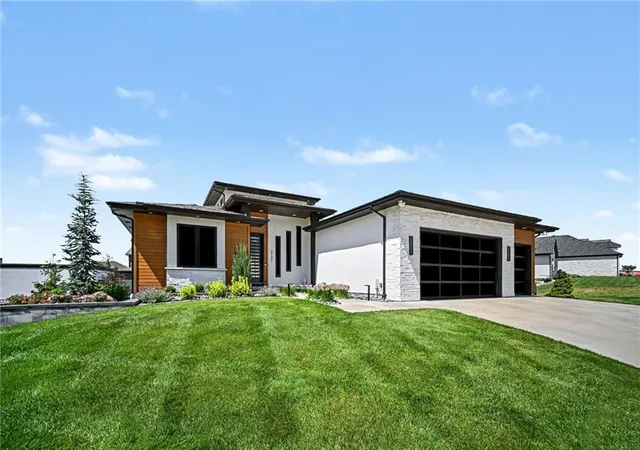 Photo 3 of Single family home for sale at 2131 Nw Palisades Dr, Riverside, MO 64150 | MLS# 2628875 | Listing updated on 2026-09-12