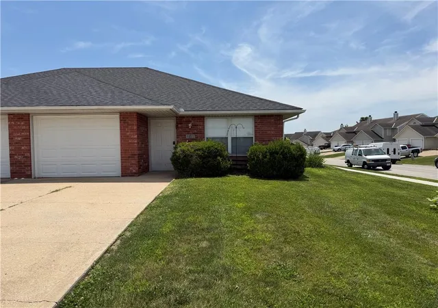 Listing Photo 4 - Condo for sale in building located at 165 NW & 167 Woodbury Dr, Grain Valley, MO 64029