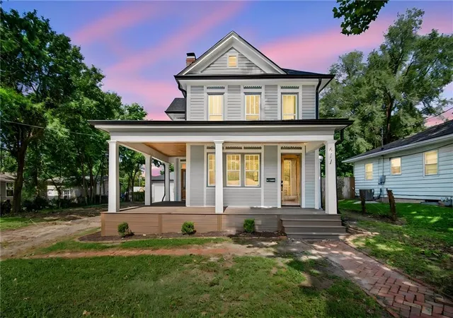 Single family home for sale at 611 S Main St, Clinton, MO 64735 | MLS# 2629551