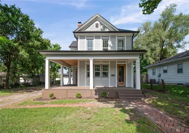 Photo 2 of Single family home for sale at 611 S Main St, Clinton, MO 64735 | MLS# 2629551 | Listing updated on 2026-09-14