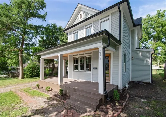 Photo 3 of Single family home for sale at 611 S Main St, Clinton, MO 64735 | MLS# 2629551 | Listing updated on 2026-09-14