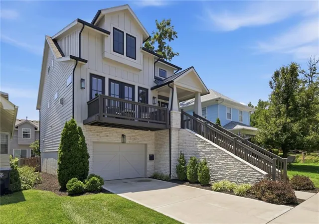 Photo 2 of Sale Pending at 733 W 44th Terrace, Kansas City, MO 64111 | MLS# 2629603 | Listing updated on 2026-09-15