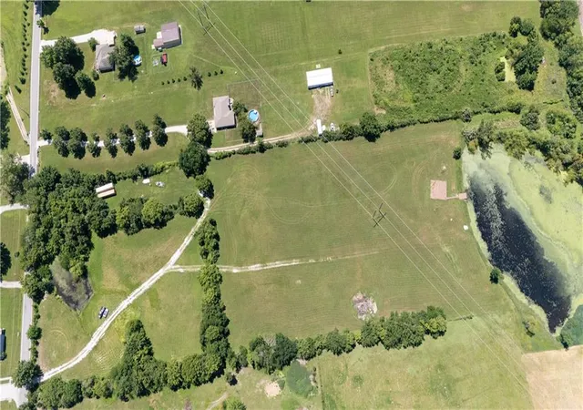 Photo 4 of Sale Pending at 3850 SE Doc Henry Rd, Lees Summit, MO 64082 | MLS# 2630262 | Listing updated on 2026-09-25