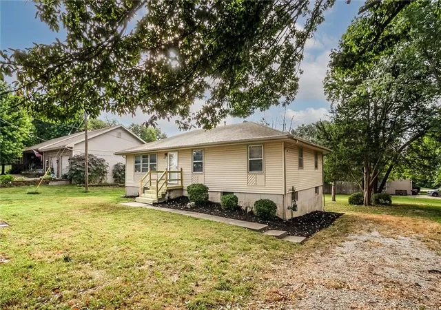 Photo 2 of Single family home for sale at 439 E Whittier St, Kansas City, MO 64119 | MLS# 2630704 | Listing updated on 2026-09-14