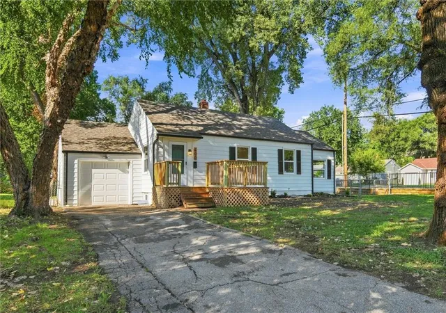Photo 2 of Single family home for sale at 400 W 86th Terrace, Kansas City, MO 64114 | MLS# 2630816 | Listing updated on 2026-09-12