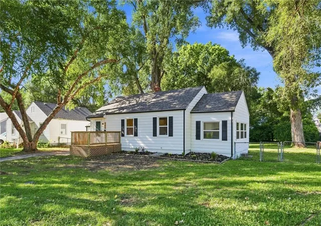 Photo 3 of Single family home for sale at 400 W 86th Terrace, Kansas City, MO 64114 | MLS# 2630816 | Listing updated on 2026-09-12
