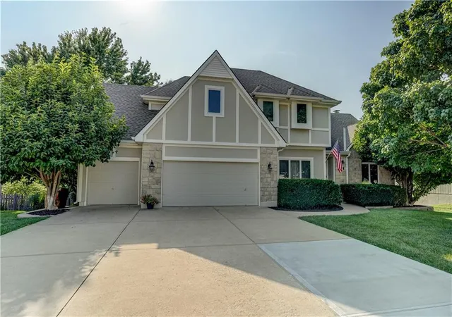 Photo 1 of Sale Pending at 512 Canterbury Ln, Lee's Summit, MO 64063 | MLS# 2631058 | Listing updated on 2026-09-14