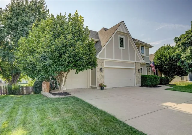 Photo 2 of Sale Pending at 512 Canterbury Ln, Lee's Summit, MO 64063 | MLS# 2631058 | Listing updated on 2026-09-14