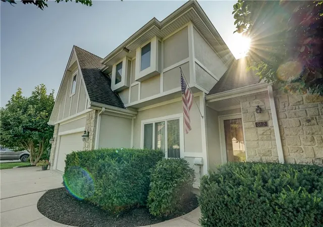 Photo 3 of Sale Pending at 512 Canterbury Ln, Lee's Summit, MO 64063 | MLS# 2631058 | Listing updated on 2026-09-14