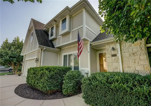 Photo 3 of Sale Pending at 512 Canterbury Ln, Lee's Summit, MO 64063 | MLS# 2631058 | Listing updated on 2026-09-14