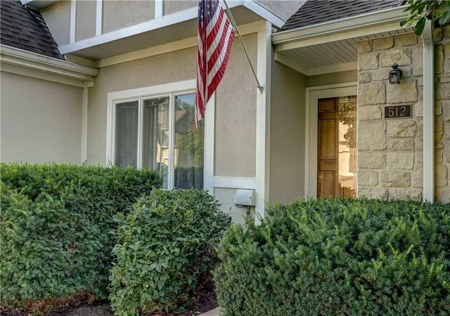 Photo 4 of Sale Pending at 512 Canterbury Ln, Lee's Summit, MO 64063 | MLS# 2631058 | Listing updated on 2026-09-14