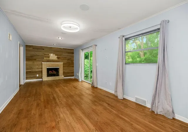 Photo 4 of Single family home for sale at 9733 Walnut St, Kansas City, MO 64114 | MLS# 2631170 | Listing updated on 2026-10-04