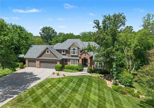Photo 3 of Single family home for sale at 4301 Se Willow Pl Ct, Blue Springs, MO 64014 | MLS# 2631489 | Listing updated on 2026-09-30