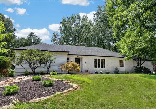 Photo 2 of Sale Pending at 8224 Linden Dr, Prairie Village, KS 66208 | MLS# 2631690 | Listing updated on 2026-10-01