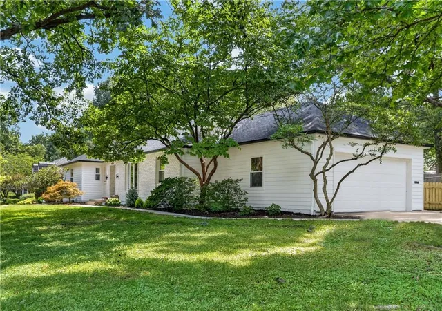 Photo 3 of Sale Pending at 8224 Linden Dr, Prairie Village, KS 66208 | MLS# 2631690 | Listing updated on 2026-10-01