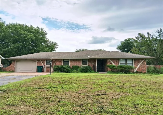 Single family home for sale at 413 S Dittman St, Frontenac, KS 66763 | MLS# 2631902