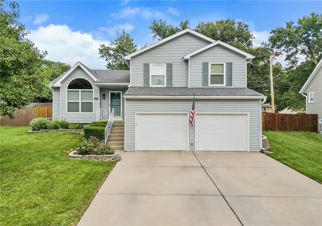 Photo 3 of Sale Pending at 5112 Ne 55th Terrace, Kansas City, MO 64119 | MLS# 2632315 | Listing updated on 2026-09-15