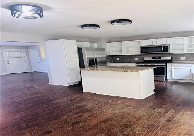 Photo 4 of Single family home for sale at 11010 N Holmes St, Kansas City, MO 64155 | MLS# 2632429 | Listing updated on 2026-09-24