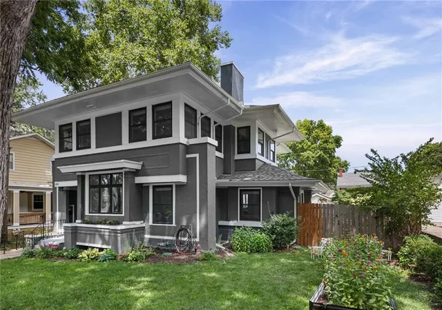 Photo 3 of Single family home for sale at 414 W 61st Street, Kansas City, MO 64113 | MLS# 2632511 | Listing updated on 2026-09-13