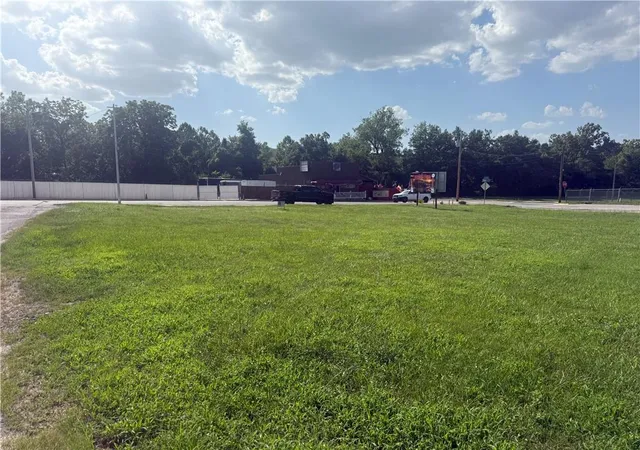 Photo 3 of Sale Pending at 711 N Sterling Ave, Sugar Creek, MO 64054 | MLS# 2632599 | Listing updated on 2026-09-13