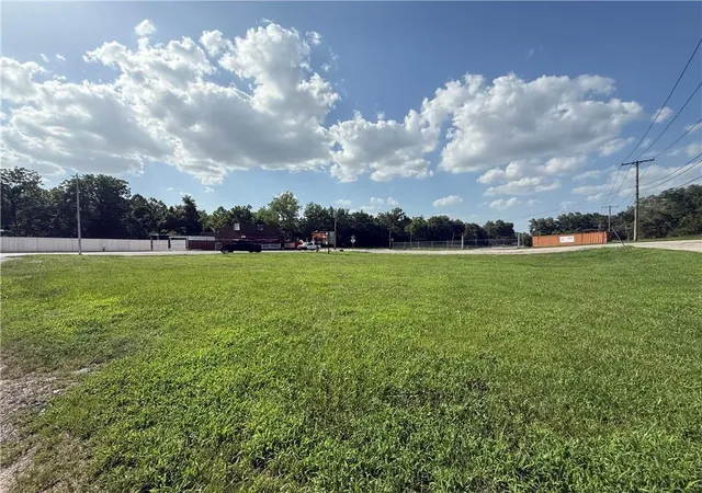 Photo 4 of Sale Pending at 711 N Sterling Ave, Sugar Creek, MO 64054 | MLS# 2632599 | Listing updated on 2026-09-13
