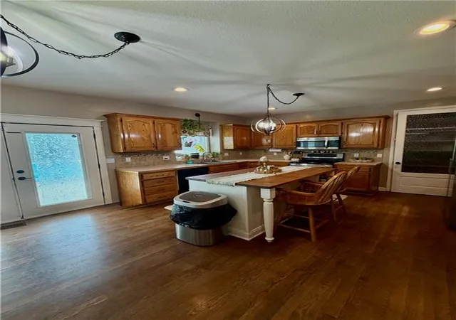 Photo 4 of Sale Pending at 1437 Coventry Ln, Liberty, MO 64068 | MLS# 2632733 | Listing updated on 2026-09-26