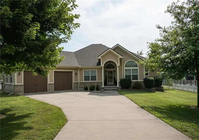Photo 2 of Sale Pending at 909 S Ann St, Independence, MO 64056 | MLS# 2632898 | Listing updated on 2026-09-12