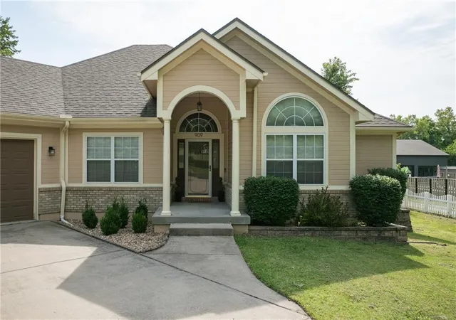 Photo 3 of Sale Pending at 909 S Ann St, Independence, MO 64056 | MLS# 2632898 | Listing updated on 2026-09-12