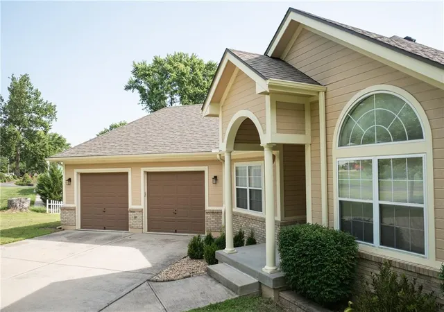 Photo 3 of Sale Pending at 909 S Ann St, Independence, MO 64056 | MLS# 2632898 | Listing updated on 2026-09-12