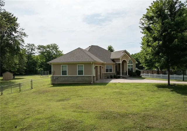 Photo 4 of Sale Pending at 909 S Ann St, Independence, MO 64056 | MLS# 2632898 | Listing updated on 2026-09-12