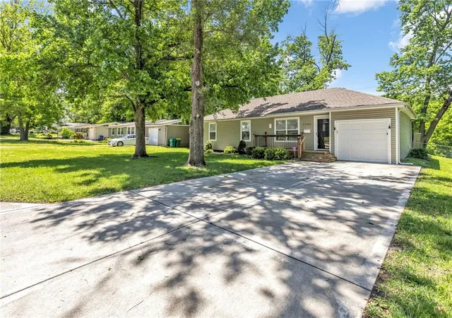 Photo 2 of Sale Pending at 5702 N Highland Ave, Kansas City, MO 64118 | MLS# 2633097 | Listing updated on 2026-09-11