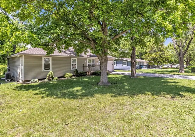 Photo 3 of Sale Pending at 5702 N Highland Ave, Kansas City, MO 64118 | MLS# 2633097 | Listing updated on 2026-09-11