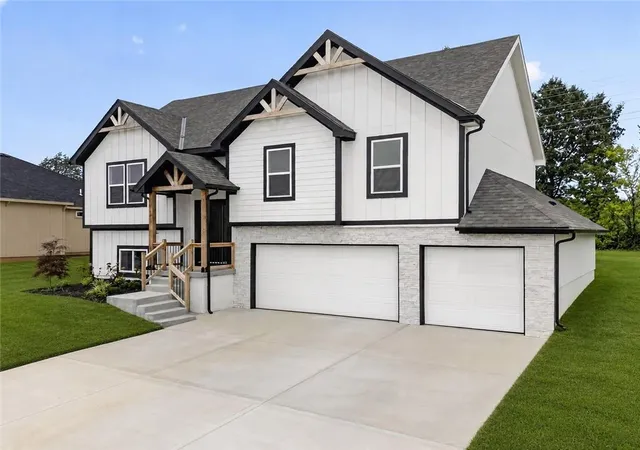 Photo 3 of Single family home for sale at 132 SE Nelson Dr, Blue Springs, MO 64014 | MLS# 2633202 | Listing updated on 2026-09-11