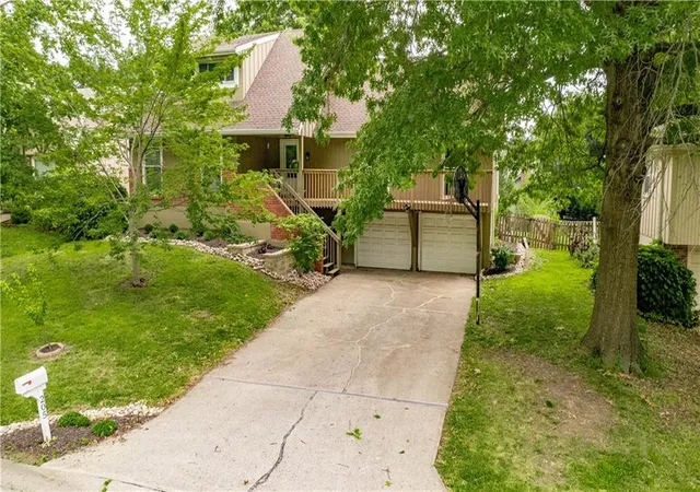 Photo 1 of Single family home for sale at 205 Ne Noeleen Ln, Lees Summit, MO 64086 | MLS# 2633284 | Listing updated on 2026-09-10