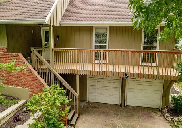 Photo 3 of Single family home for sale at 205 Ne Noeleen Ln, Lees Summit, MO 64086 | MLS# 2633284 | Listing updated on 2026-09-10