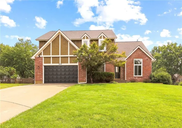 Single family home for sale at 608 NE Ashmont Pl, Lee's Summit, MO 64064 | MLS# 2633514