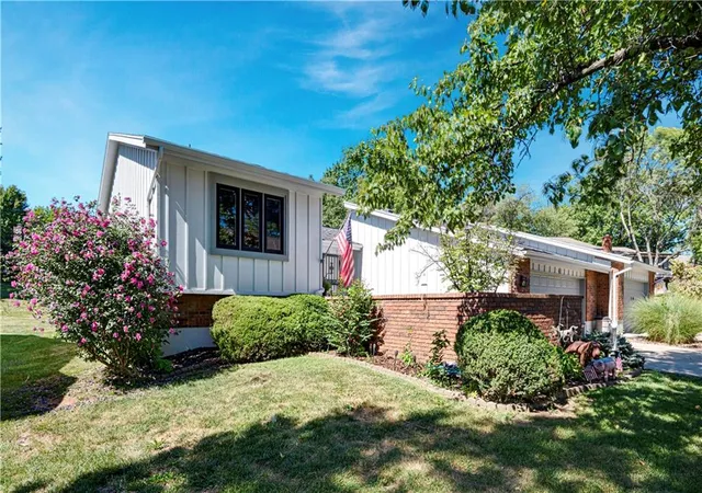 Photo 2 of Single family home for sale at 48 Woodbridge Ln, Kansas City, MO 64145 | MLS# 2633532 | Listing updated on 2026-09-12