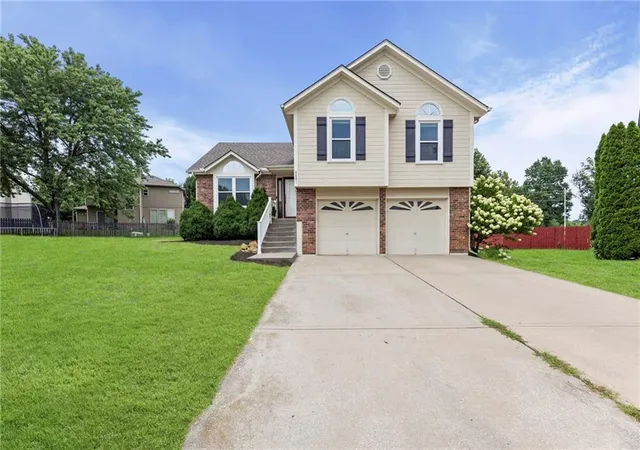 Photo 1 of Single family home for sale at 4401 Sw Hillside Dr, Lees Summit, MO 64082 | MLS# 2633681 | Listing updated on 2026-09-13
