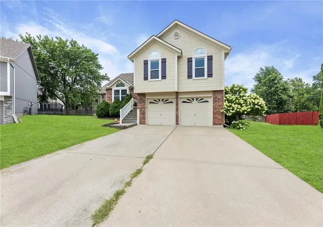 Photo 2 of Single family home for sale at 4401 Sw Hillside Dr, Lees Summit, MO 64082 | MLS# 2633681 | Listing updated on 2026-09-13