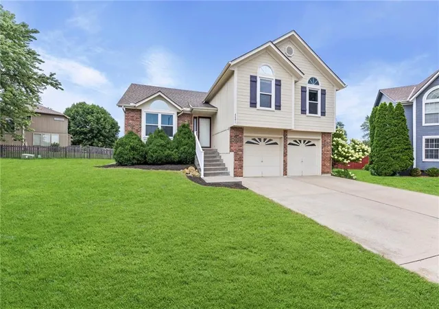 Photo 3 of Single family home for sale at 4401 Sw Hillside Dr, Lees Summit, MO 64082 | MLS# 2633681 | Listing updated on 2026-09-13