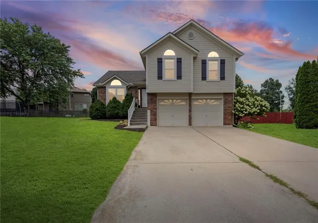 Photo 3 of Single family home for sale at 4401 SW Hillside Dr, Lees Summit, MO 64082 | MLS# 2633681 | Listing updated on 2026-09-13