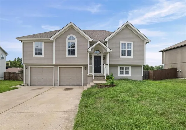 Photo 1 of Single family home for sale at 712 S Sunset Ln, Raymore, MO 64083 | MLS# 2633815 | Listing updated on 2026-09-10