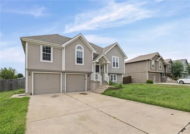 Photo 2 of Single family home for sale at 712 S Sunset Ln, Raymore, MO 64083 | MLS# 2633815 | Listing updated on 2026-09-10