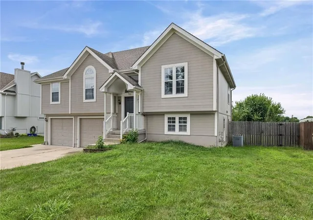 Photo 3 of Single family home for sale at 712 S Sunset Ln, Raymore, MO 64083 | MLS# 2633815 | Listing updated on 2026-09-10